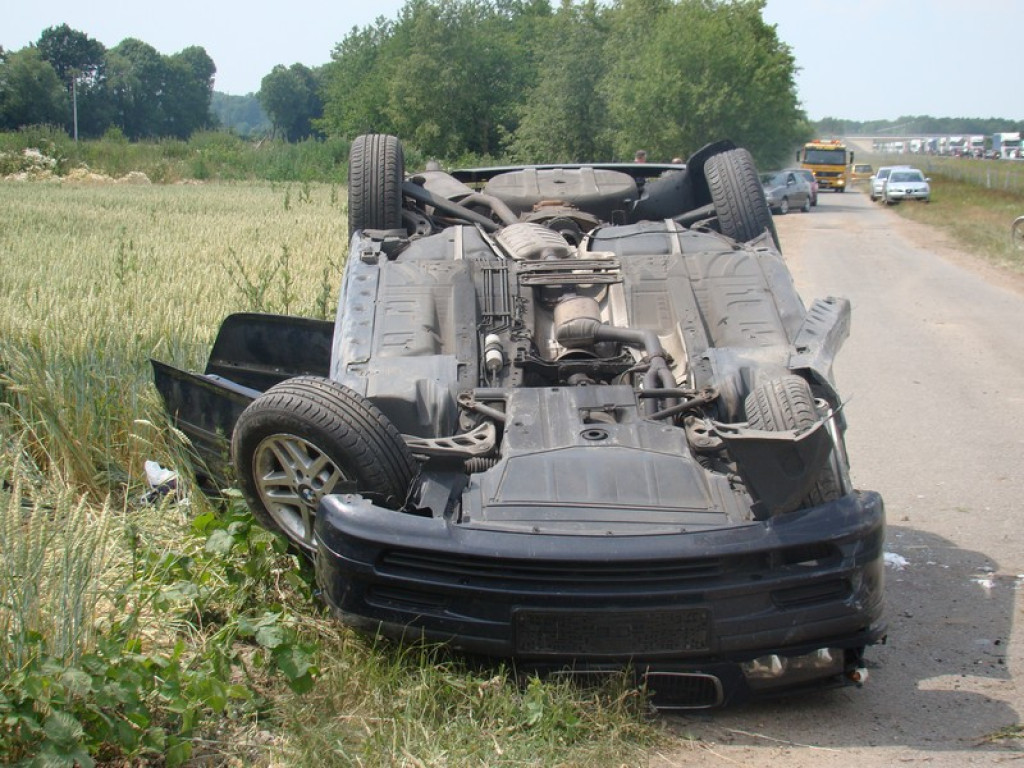 BMW dachowało na autostradzie A4. Trzy osoby zostały ranne