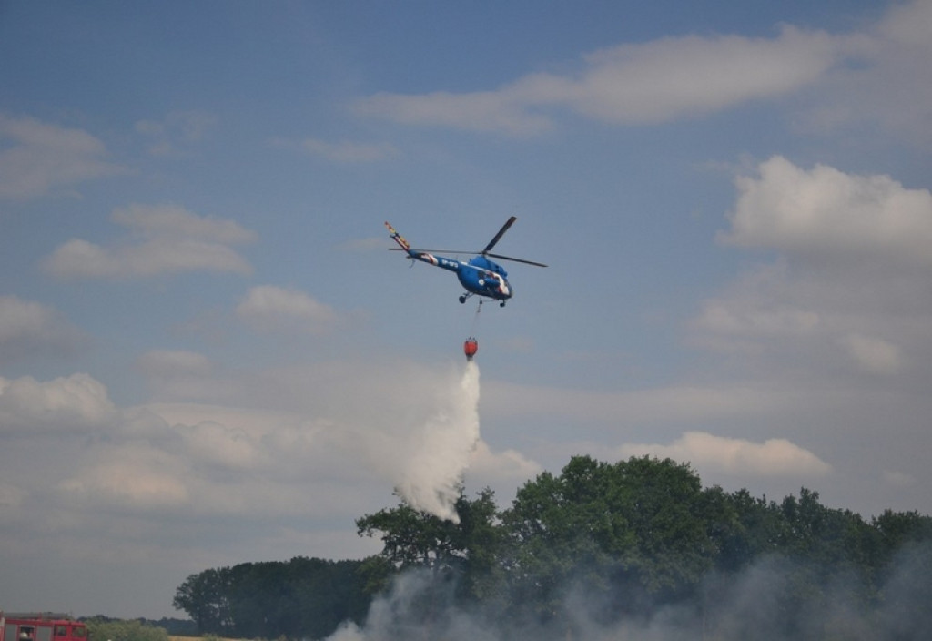 Pożar lasu i zboża w Kopicach. Helikopter gaśniczy w akcji
