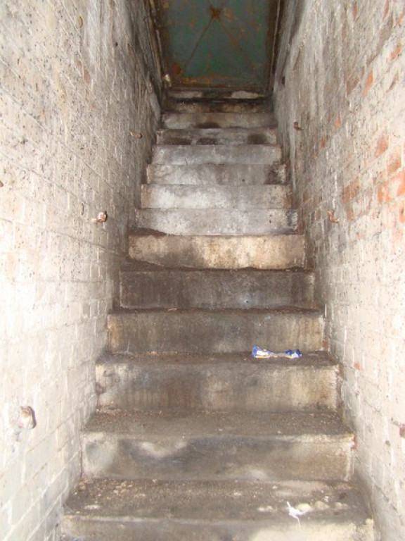 Podziemne miasto. Schron przy ul. Reja dobrze zachowany, tajemnicze zejścia przy fosie [video]