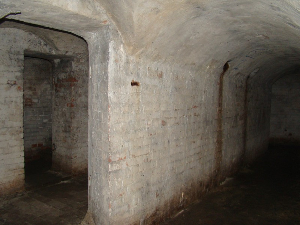 Podziemne miasto. Schron przy ul. Reja dobrze zachowany, tajemnicze zejścia przy fosie [video]
