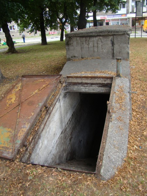 Podziemne miasto. Schron przy ul. Reja dobrze zachowany, tajemnicze zejścia przy fosie [video]