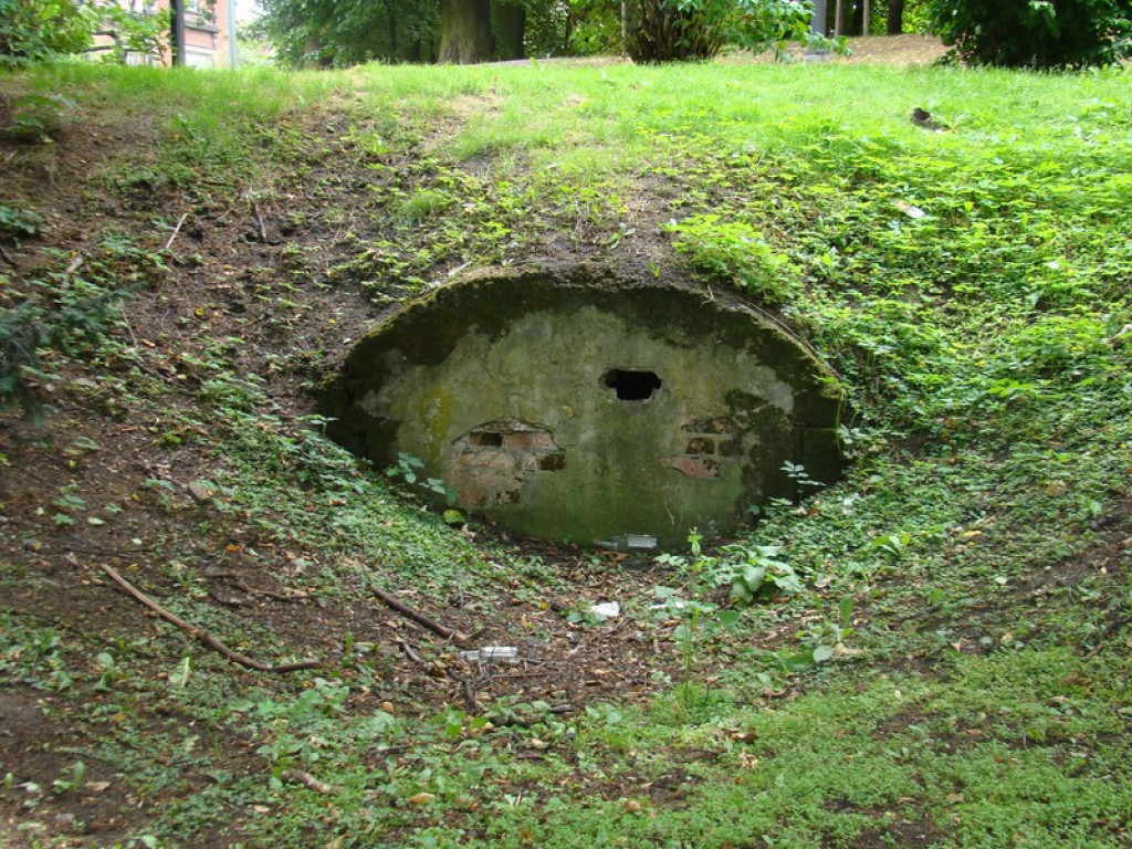 Podziemne miasto. Schron przy ul. Reja dobrze zachowany, tajemnicze zejścia przy fosie [video]