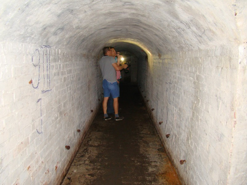 Podziemne miasto. Schron przy ul. Reja dobrze zachowany, tajemnicze zejścia przy fosie [video]