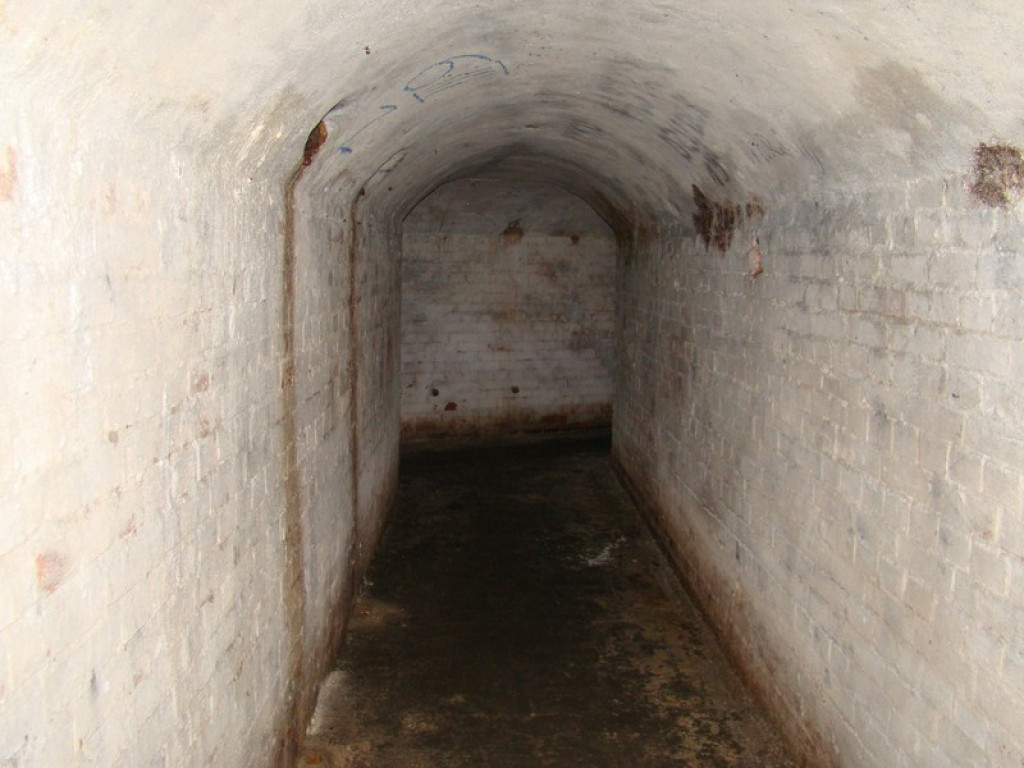 Podziemne miasto. Schron przy ul. Reja dobrze zachowany, tajemnicze zejścia przy fosie [video]