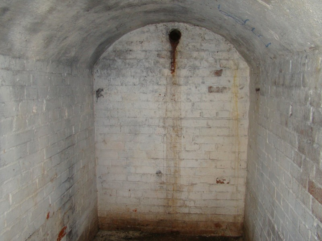 Podziemne miasto. Schron przy ul. Reja dobrze zachowany, tajemnicze zejścia przy fosie [video]