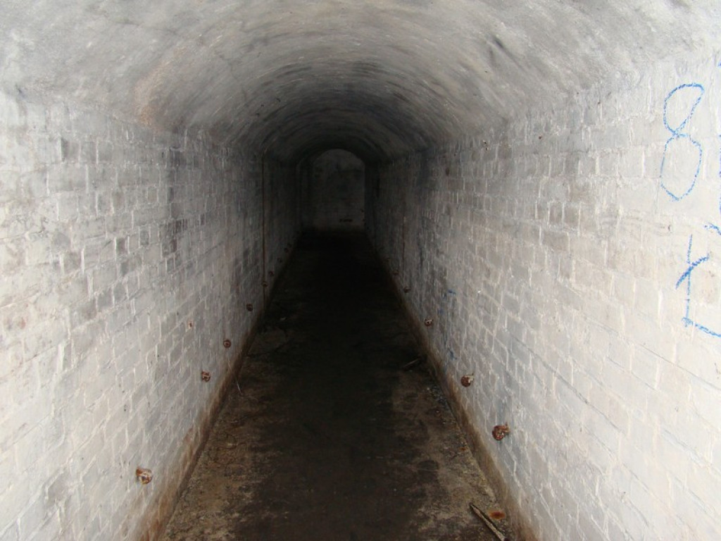 Podziemne miasto. Schron przy ul. Reja dobrze zachowany, tajemnicze zejścia przy fosie [video]