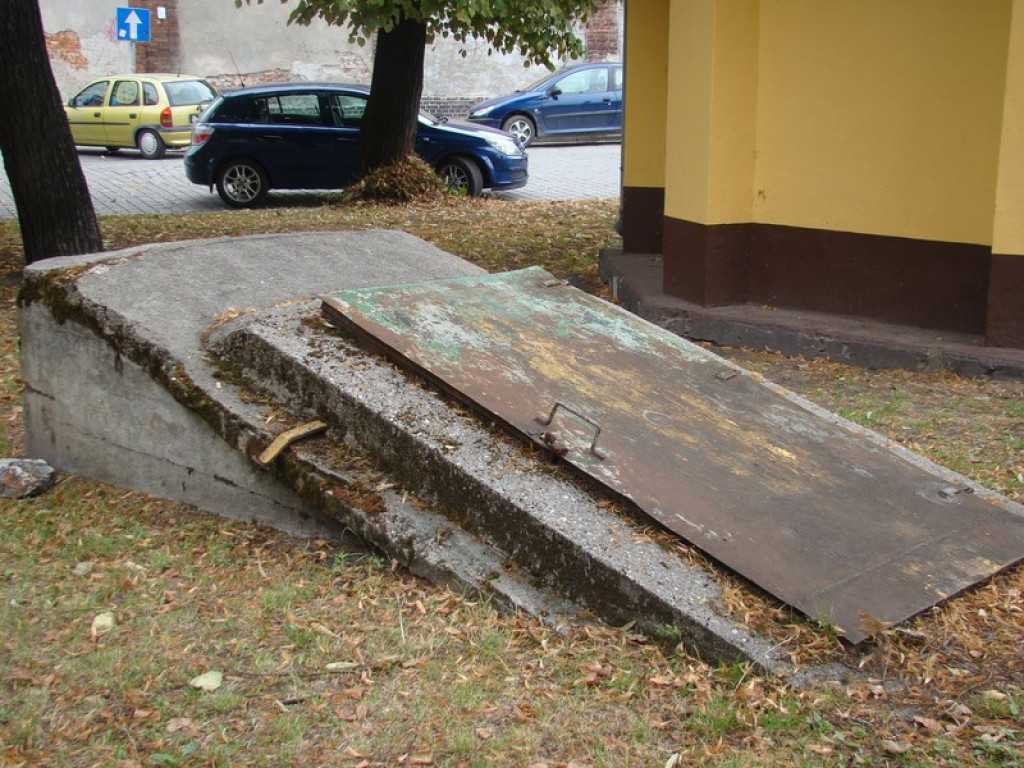 Podziemne miasto. Schron przy ul. Reja dobrze zachowany, tajemnicze zejścia przy fosie [video]