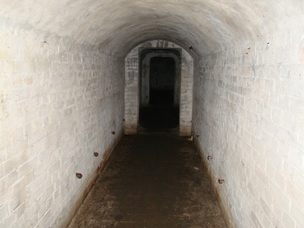 Podziemne miasto. Schron przy ul. Reja dobrze zachowany, tajemnicze zejścia przy fosie [video]