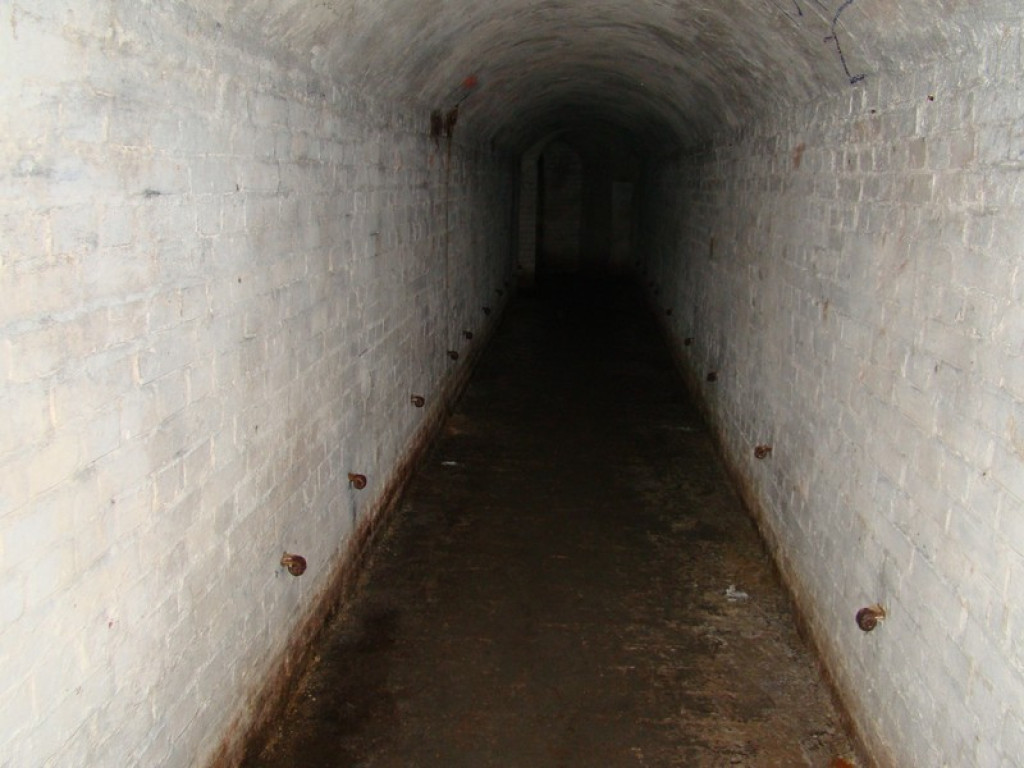 Podziemne miasto. Schron przy ul. Reja dobrze zachowany, tajemnicze zejścia przy fosie [video]