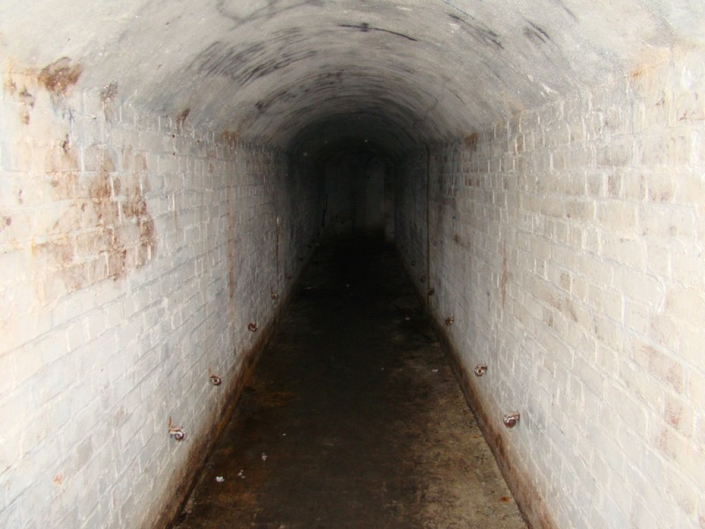 Podziemne miasto. Schron przy ul. Reja dobrze zachowany, tajemnicze zejścia przy fosie [video]