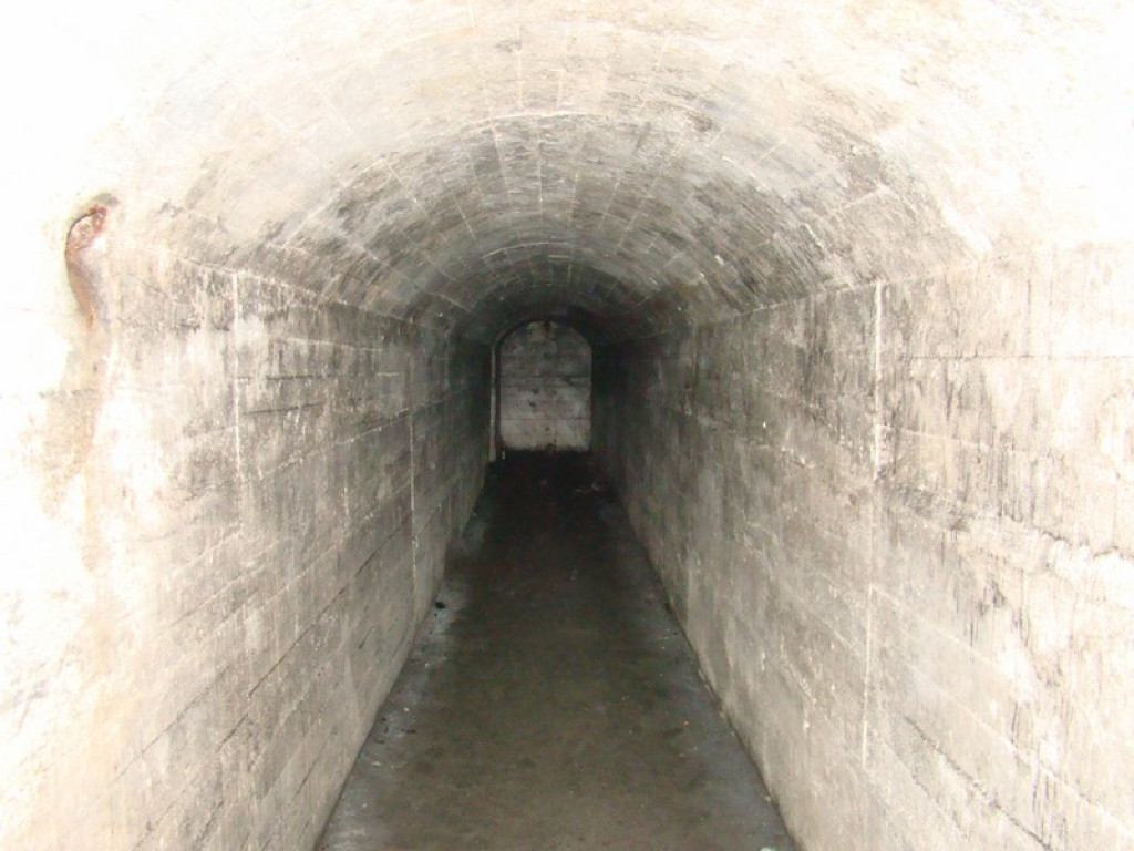 Schron przy fosie ma ponad 80 m długości [wideo]