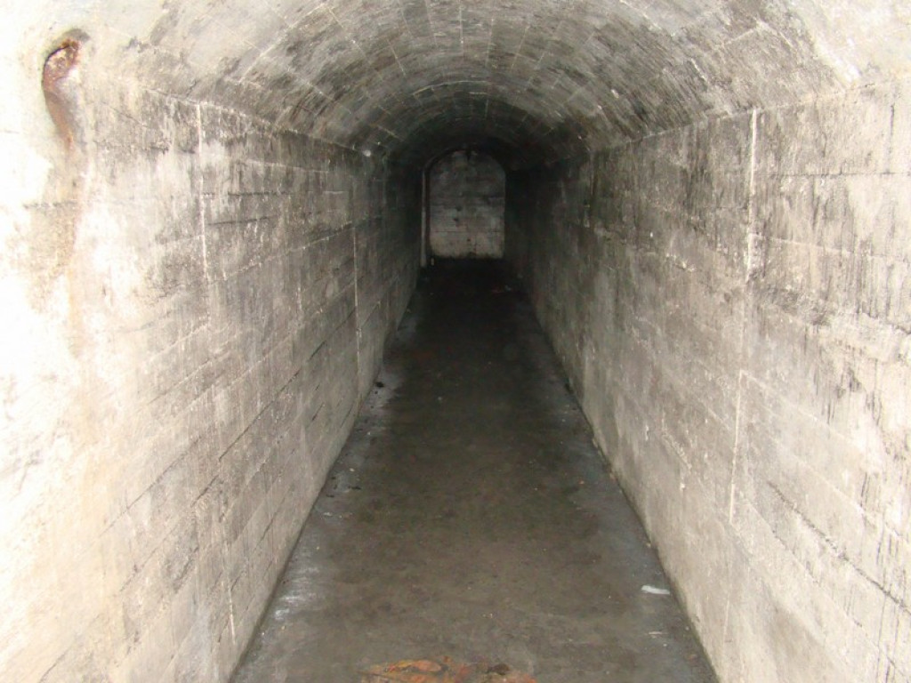 Schron przy fosie ma ponad 80 m długości [wideo]