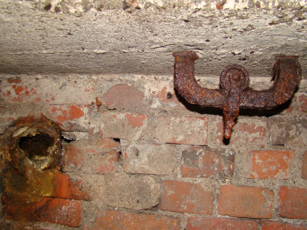 Podziemne korytarze na terenie warsztatów szkolnych przy ul. Kamiennej! [foto + wideo]