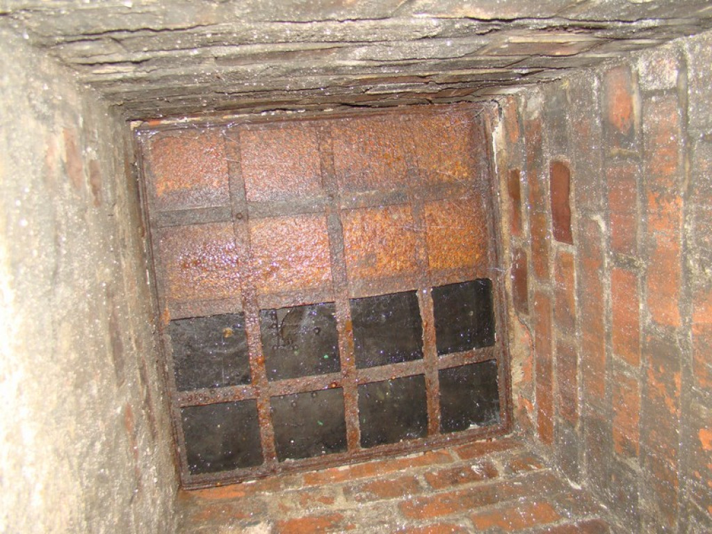 Podziemne korytarze na terenie warsztatów szkolnych przy ul. Kamiennej! [foto + wideo]