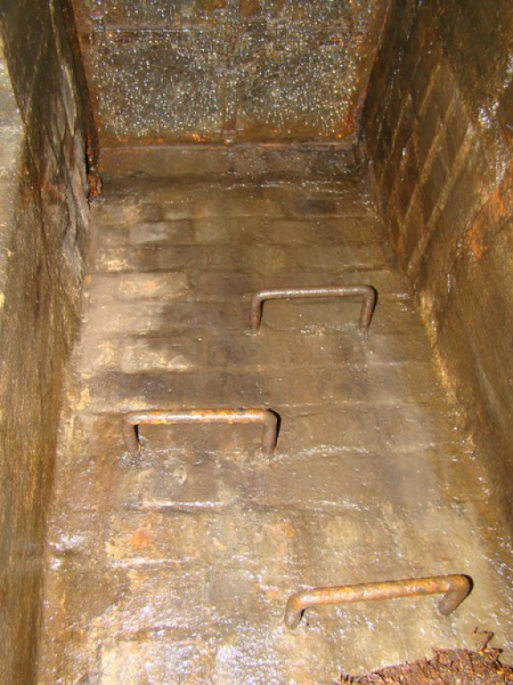 Podziemne korytarze na terenie warsztatów szkolnych przy ul. Kamiennej! [foto + wideo]