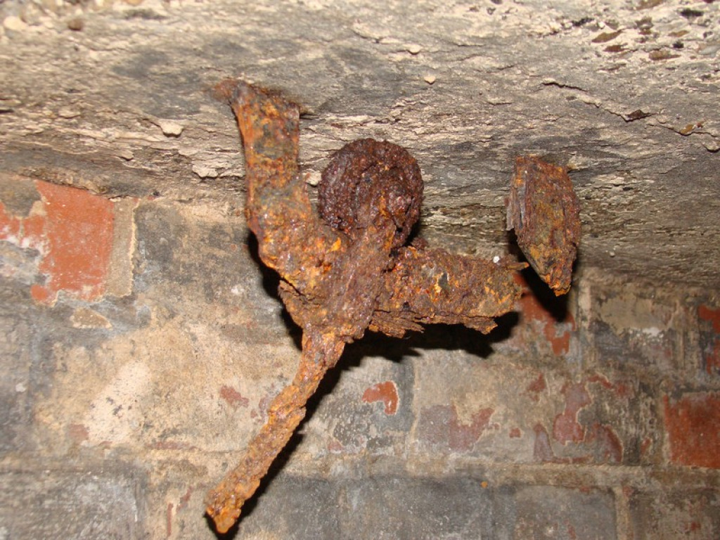 Podziemne korytarze na terenie warsztatów szkolnych przy ul. Kamiennej! [foto + wideo]