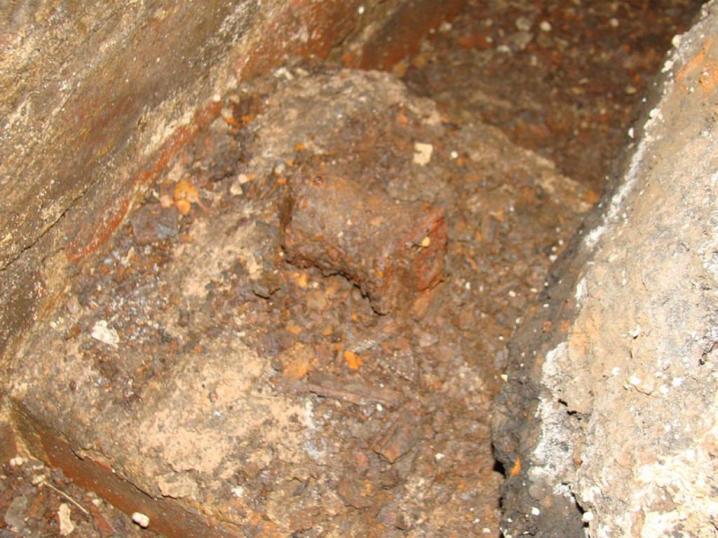 Podziemne korytarze na terenie warsztatów szkolnych przy ul. Kamiennej! [foto + wideo]