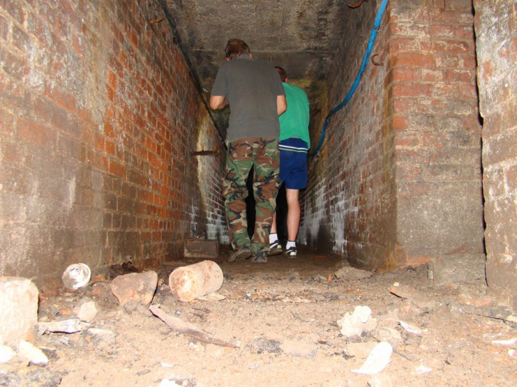 Podziemne korytarze na terenie warsztatów szkolnych przy ul. Kamiennej! [foto + wideo]