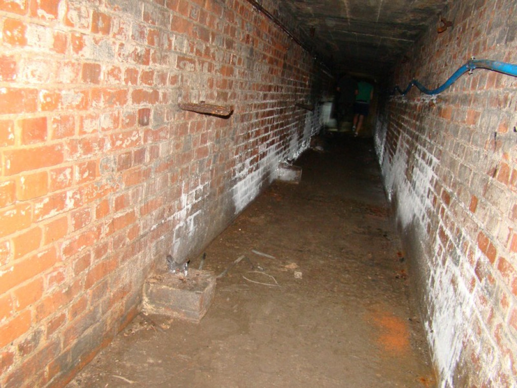 Podziemne korytarze na terenie warsztatów szkolnych przy ul. Kamiennej! [foto + wideo]