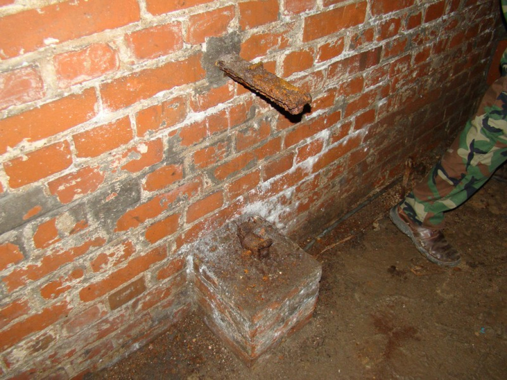 Podziemne korytarze na terenie warsztatów szkolnych przy ul. Kamiennej! [foto + wideo]