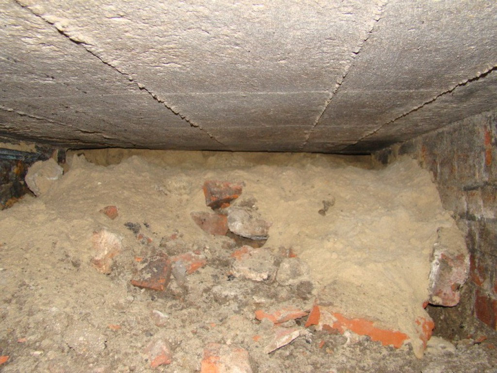 Podziemne korytarze na terenie warsztatów szkolnych przy ul. Kamiennej! [foto + wideo]