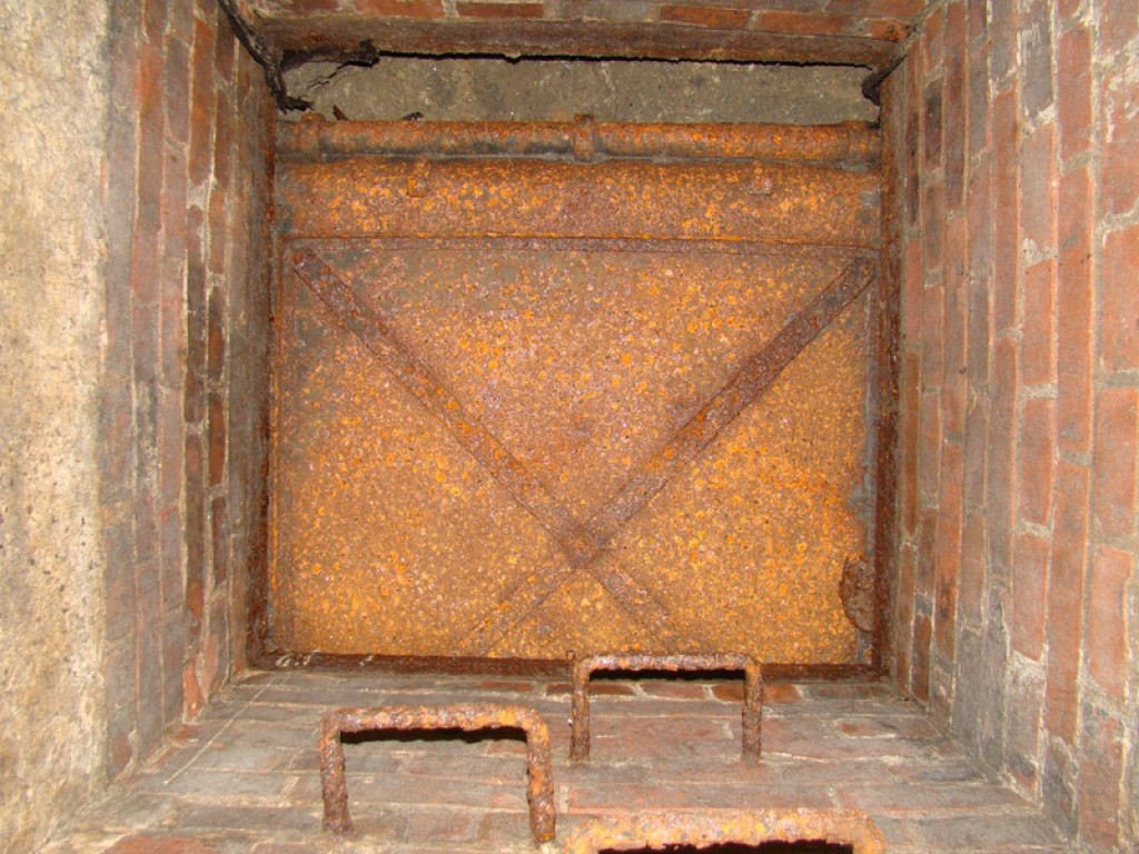 Podziemne korytarze na terenie warsztatów szkolnych przy ul. Kamiennej! [foto + wideo]