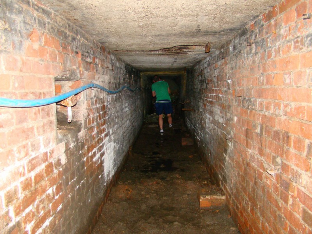 Podziemne korytarze na terenie warsztatów szkolnych przy ul. Kamiennej! [foto + wideo]