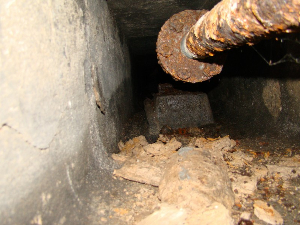 Podziemne korytarze na terenie warsztatów szkolnych przy ul. Kamiennej! [foto + wideo]