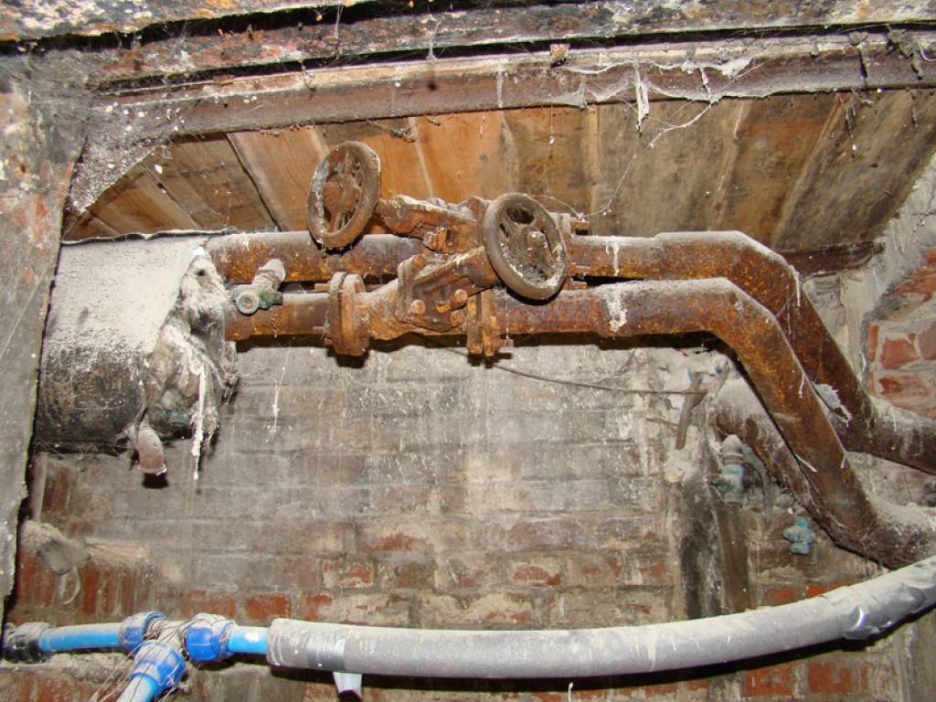 Podziemne korytarze na terenie warsztatów szkolnych przy ul. Kamiennej! [foto + wideo]