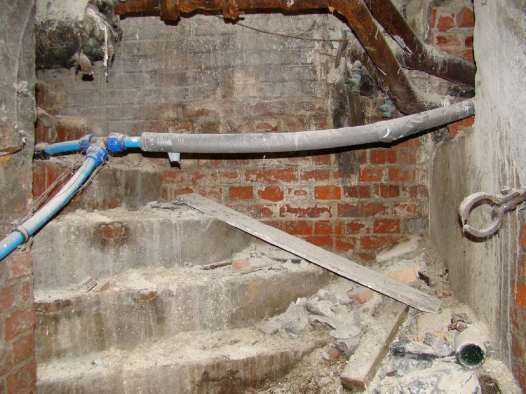 Podziemne korytarze na terenie warsztatów szkolnych przy ul. Kamiennej! [foto + wideo]