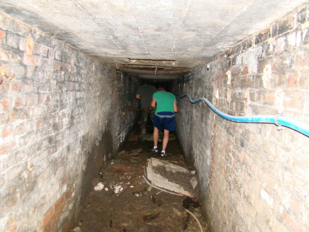 Podziemne korytarze na terenie warsztatów szkolnych przy ul. Kamiennej! [foto + wideo]