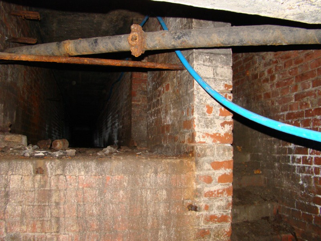 Podziemne korytarze na terenie warsztatów szkolnych przy ul. Kamiennej! [foto + wideo]