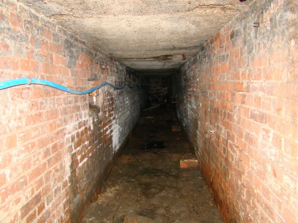 Podziemne korytarze na terenie warsztatów szkolnych przy ul. Kamiennej! [foto + wideo]