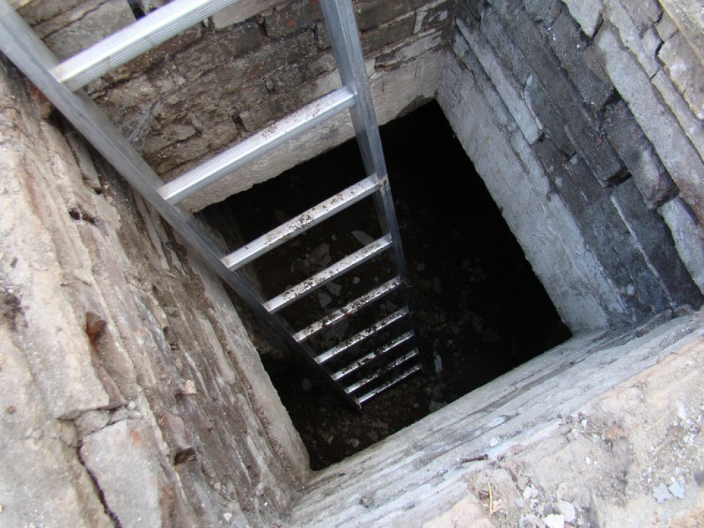 Podziemne korytarze na terenie warsztatów szkolnych przy ul. Kamiennej! [foto + wideo]