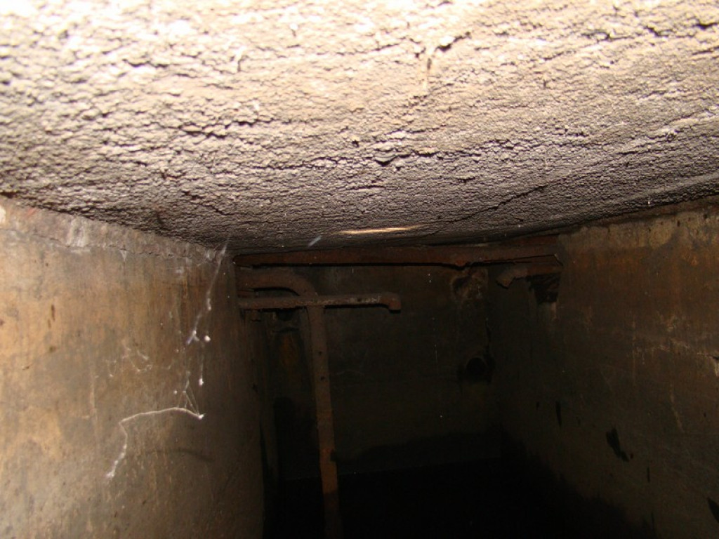 Podziemne korytarze na terenie warsztatów szkolnych przy ul. Kamiennej! [foto + wideo]