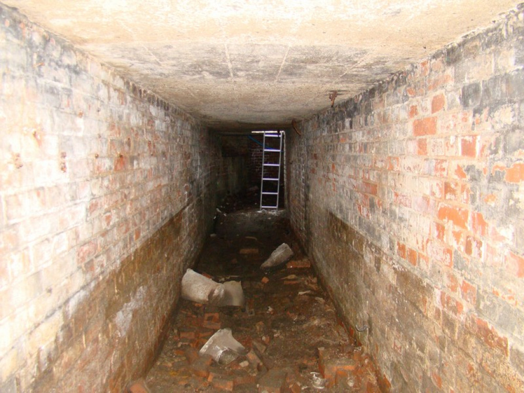 Podziemne korytarze na terenie warsztatów szkolnych przy ul. Kamiennej! [foto + wideo]