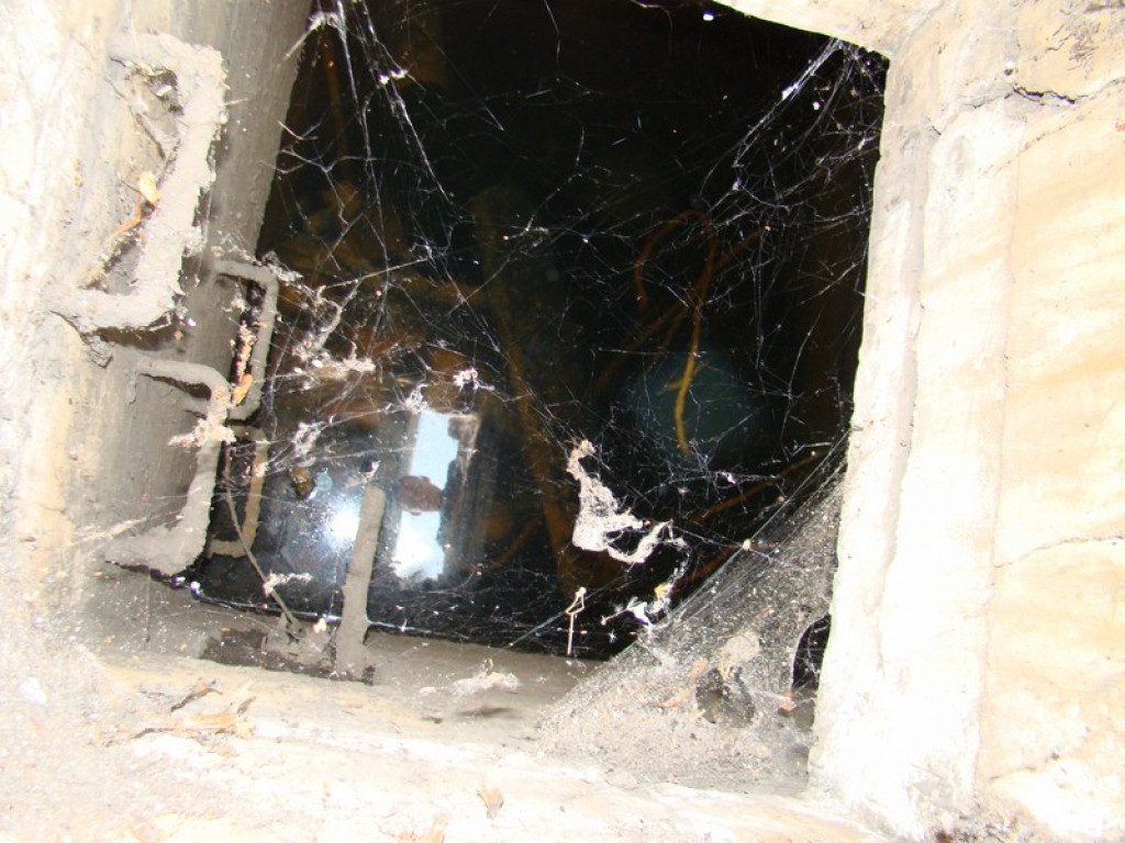 Podziemne korytarze na terenie warsztatów szkolnych przy ul. Kamiennej! [foto + wideo]