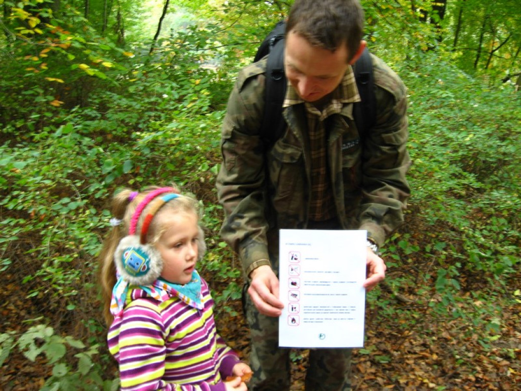 Przedszkolaki z Przedszkola Publicznego nr 3 w Brzegu odkrywają piękno jesieni w parku