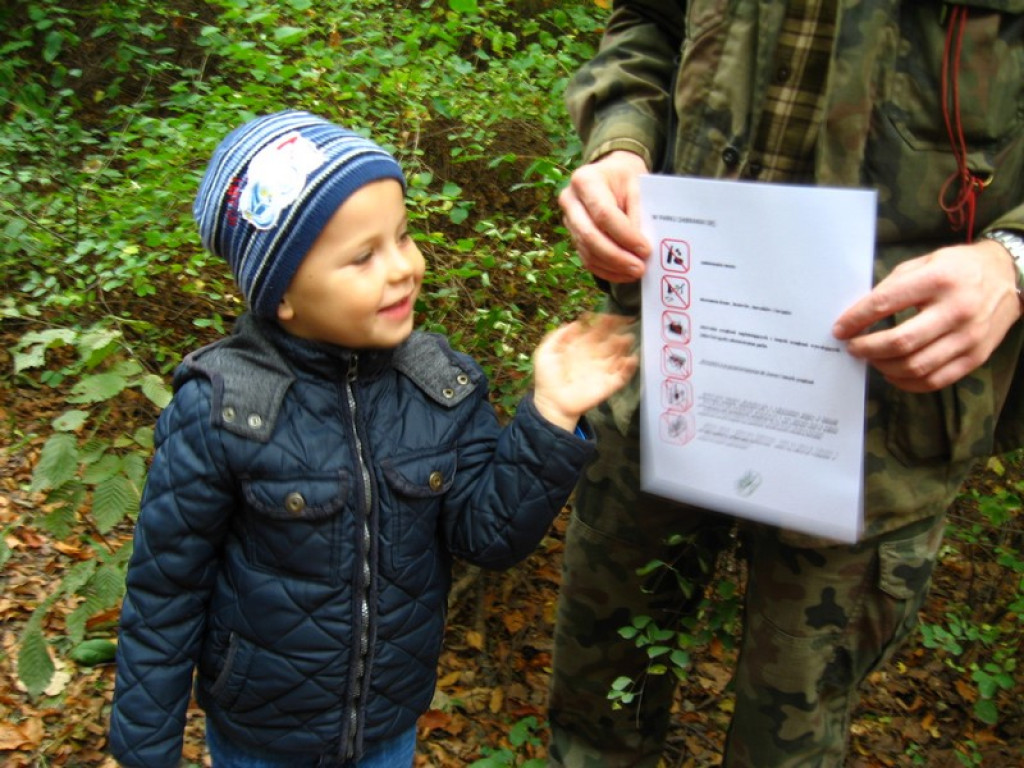 Przedszkolaki z Przedszkola Publicznego nr 3 w Brzegu odkrywają piękno jesieni w parku