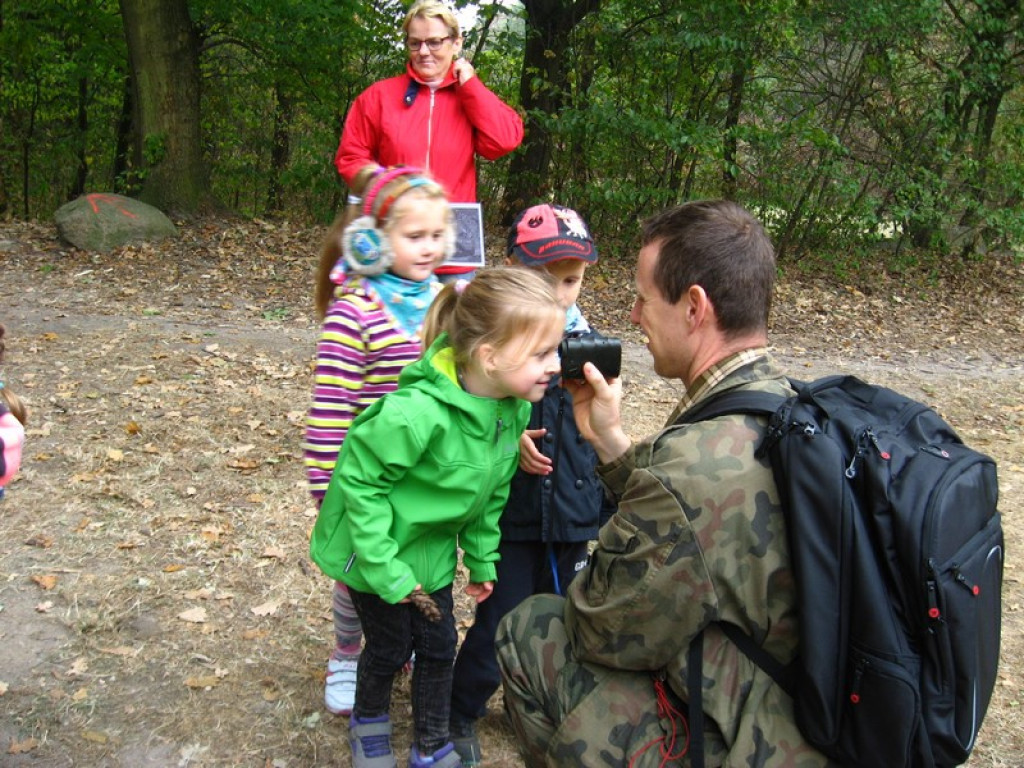 Przedszkolaki z Przedszkola Publicznego nr 3 w Brzegu odkrywają piękno jesieni w parku