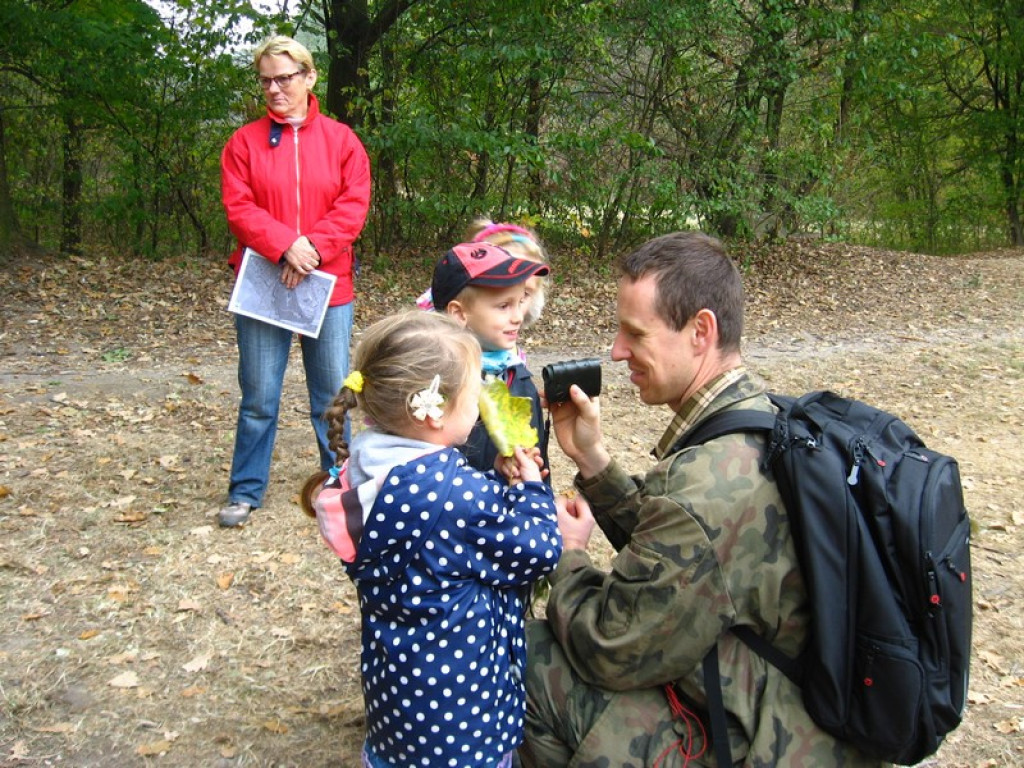 Przedszkolaki z Przedszkola Publicznego nr 3 w Brzegu odkrywają piękno jesieni w parku