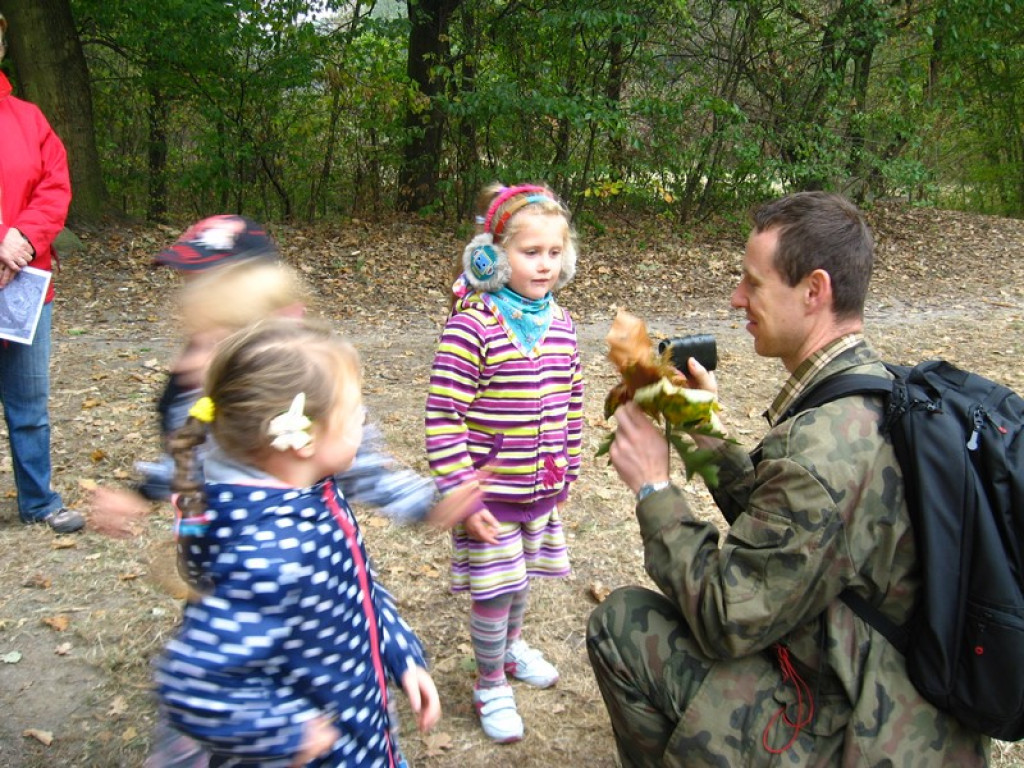 Przedszkolaki z Przedszkola Publicznego nr 3 w Brzegu odkrywają piękno jesieni w parku