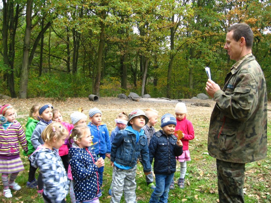 Przedszkolaki z Przedszkola Publicznego nr 3 w Brzegu odkrywają piękno jesieni w parku