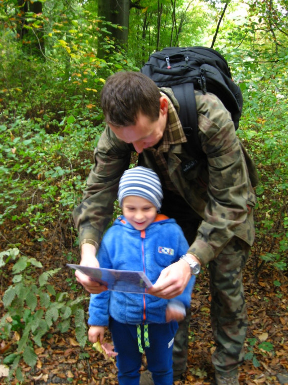 Przedszkolaki z Przedszkola Publicznego nr 3 w Brzegu odkrywają piękno jesieni w parku
