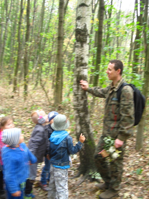 Przedszkolaki z Przedszkola Publicznego nr 3 w Brzegu odkrywają piękno jesieni w parku