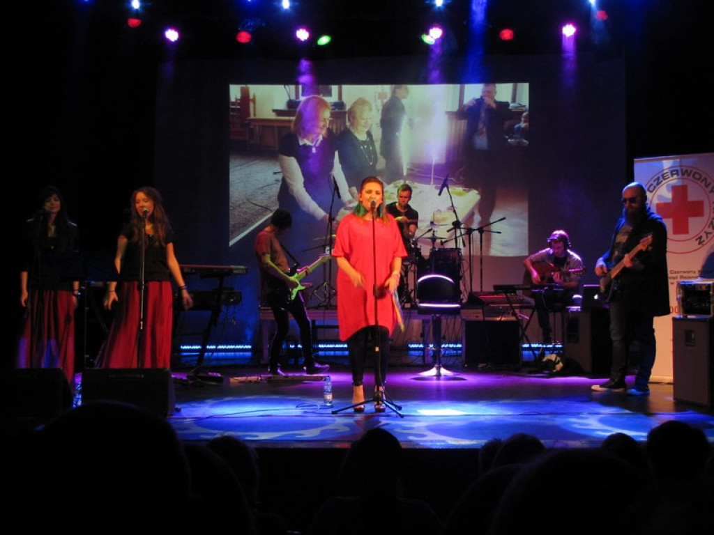 Koncert zespołu LULY w Brzegu na rzecz PCK [fotorelacja]