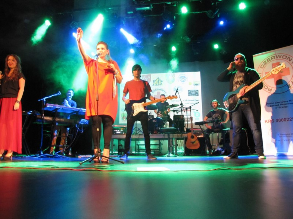 Koncert zespołu LULY w Brzegu na rzecz PCK [fotorelacja]
