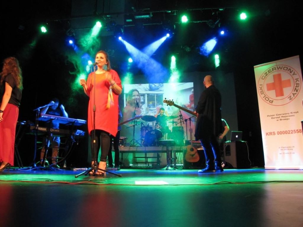 Koncert zespołu LULY w Brzegu na rzecz PCK [fotorelacja]