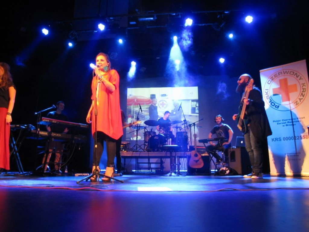 Koncert zespołu LULY w Brzegu na rzecz PCK [fotorelacja]