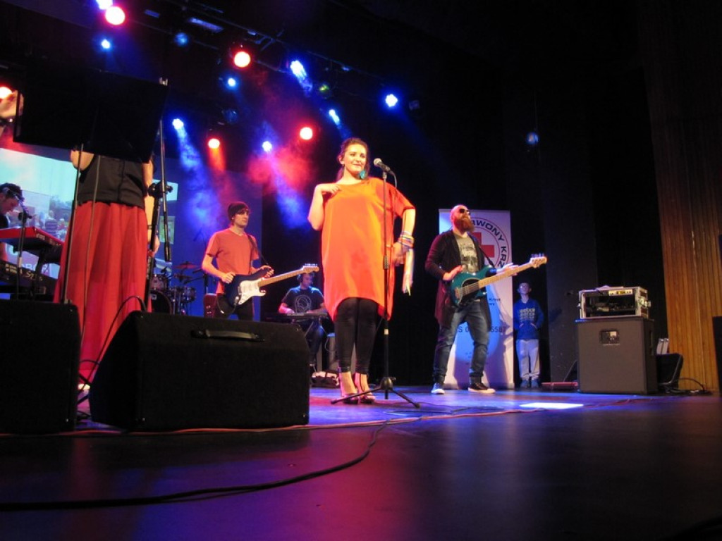 Koncert zespołu LULY w Brzegu na rzecz PCK [fotorelacja]